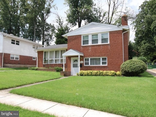 view of front of house featuring a front lawn