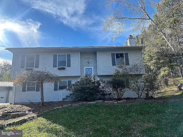 split foyer home featuring a front yard