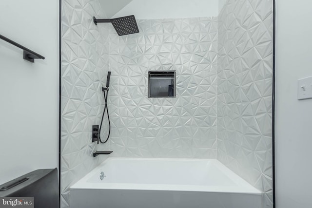 bathroom with tiled shower / bath combo