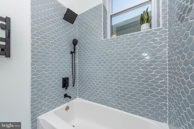 bathroom with tiled shower / bath combo