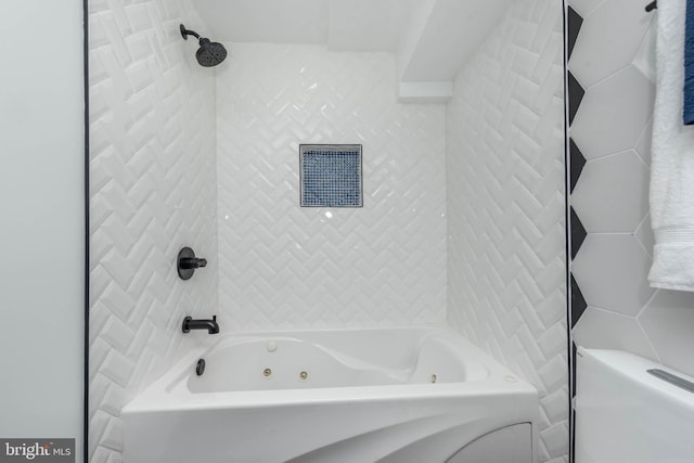 bathroom featuring tiled shower / bath