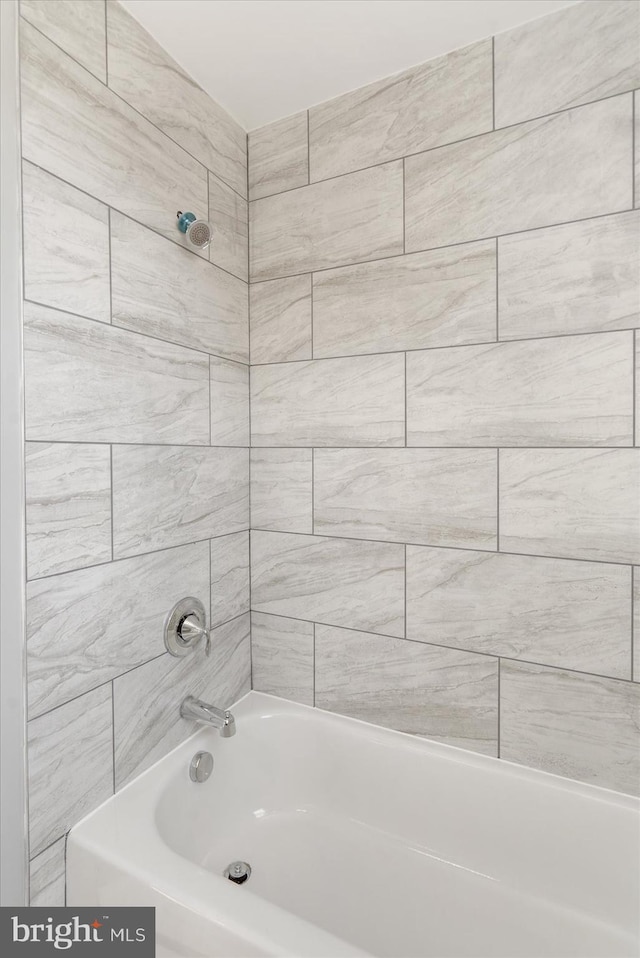 bathroom featuring tiled shower / bath