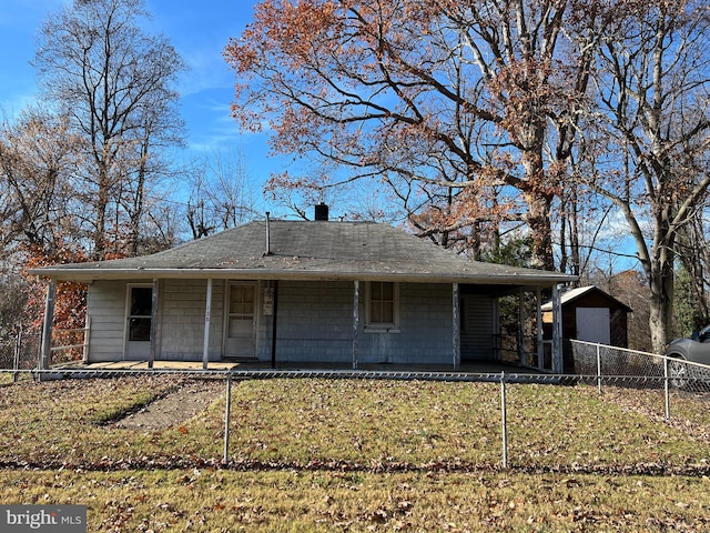 single story home featuring a front lawn