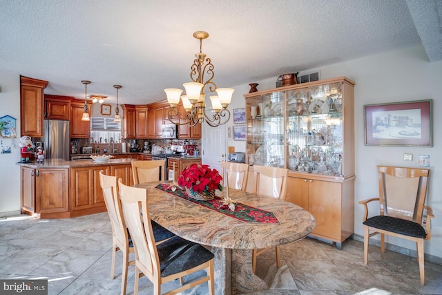 dining area with a textured ceiling, an inviting chandelier, and sink