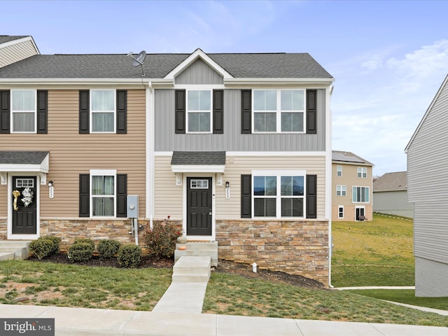 view of front facade featuring a front lawn