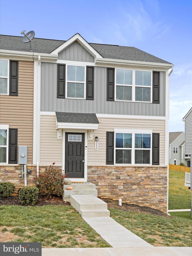 view of front of property with a front yard