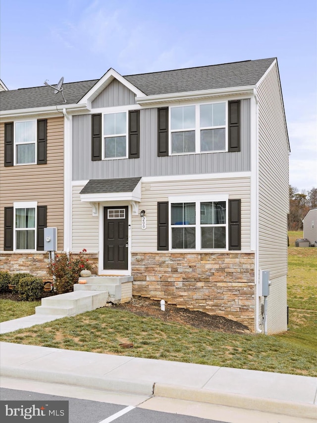 view of front of property featuring a front yard