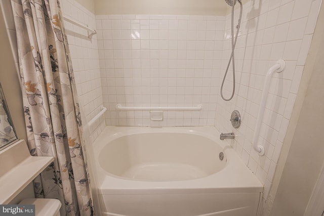 bathroom with shower / tub combo with curtain