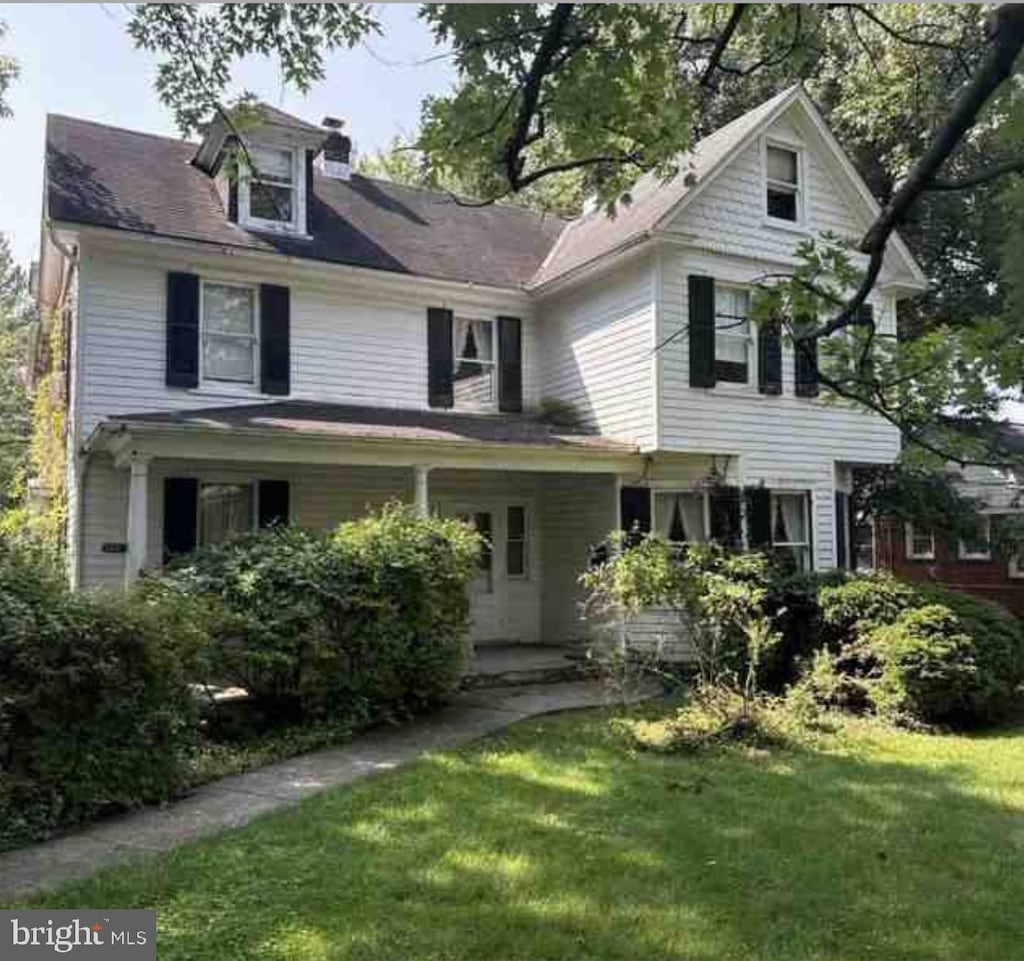 view of front of house with a front yard