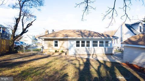 back of house featuring a lawn