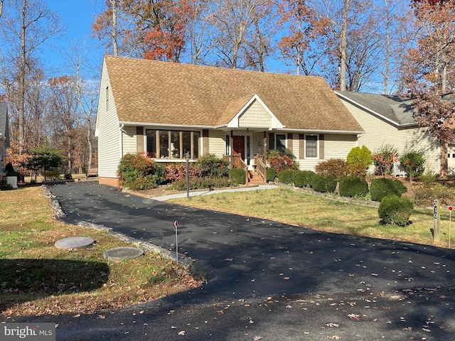 view of front of house with a front lawn