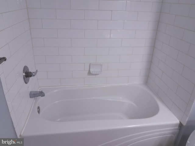 bathroom featuring tiled shower / bath