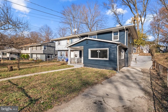 view of front facade featuring a porch and a front yard