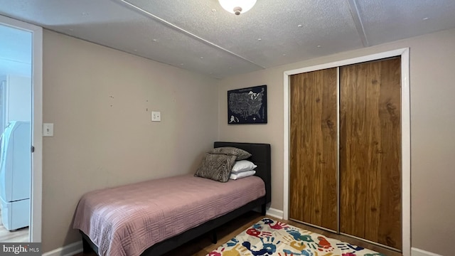 bedroom featuring a textured ceiling and a closet