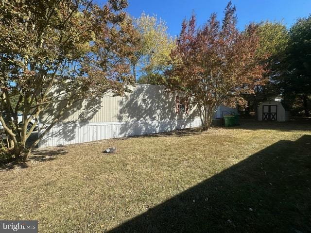 view of yard featuring a storage unit