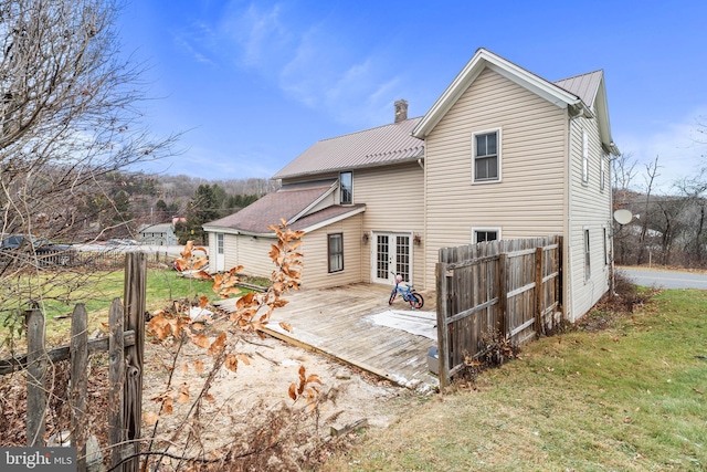 back of house featuring a lawn