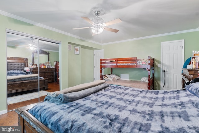 bedroom featuring hardwood / wood-style floors, a closet, ceiling fan, and crown molding