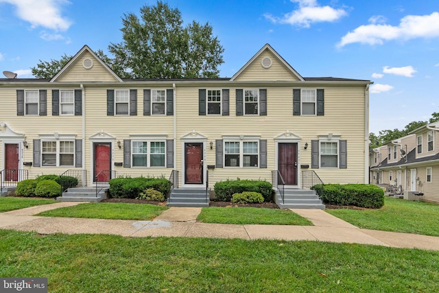 view of front of home featuring a front lawn