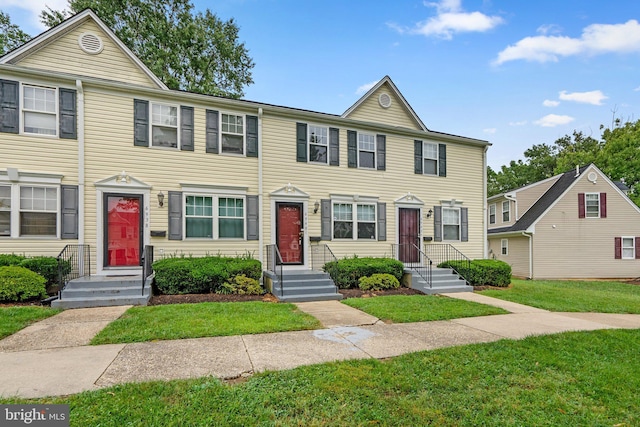 view of front of property featuring a front lawn