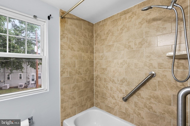 bathroom featuring tiled shower / bath combo