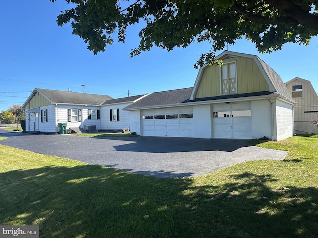 view of front of home featuring a garage and a front lawn