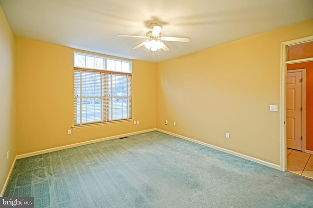 carpeted empty room featuring ceiling fan