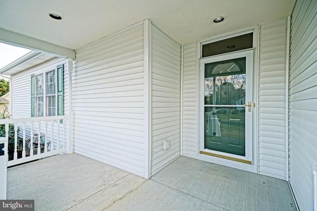 entrance to property featuring covered porch