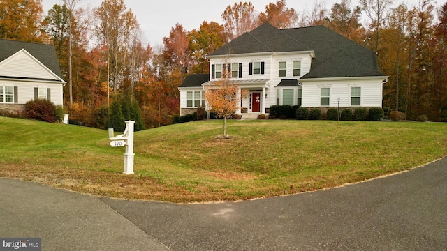 view of front of property featuring a front yard