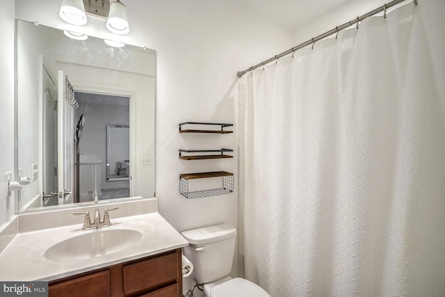 bathroom featuring a shower with curtain, vanity, and toilet