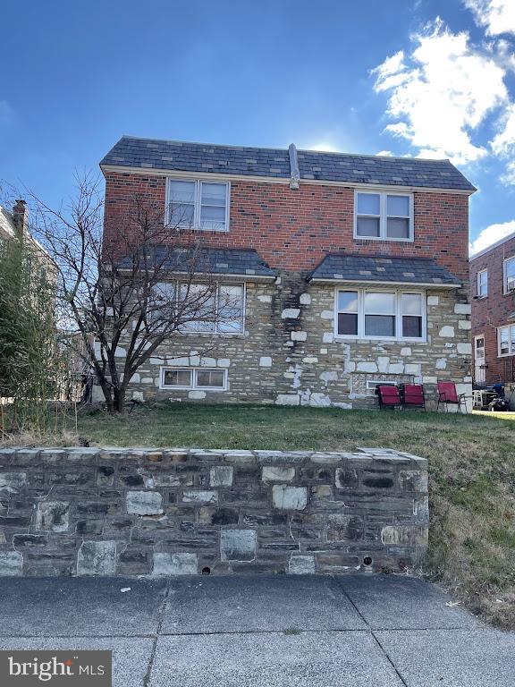 view of front facade with a front lawn