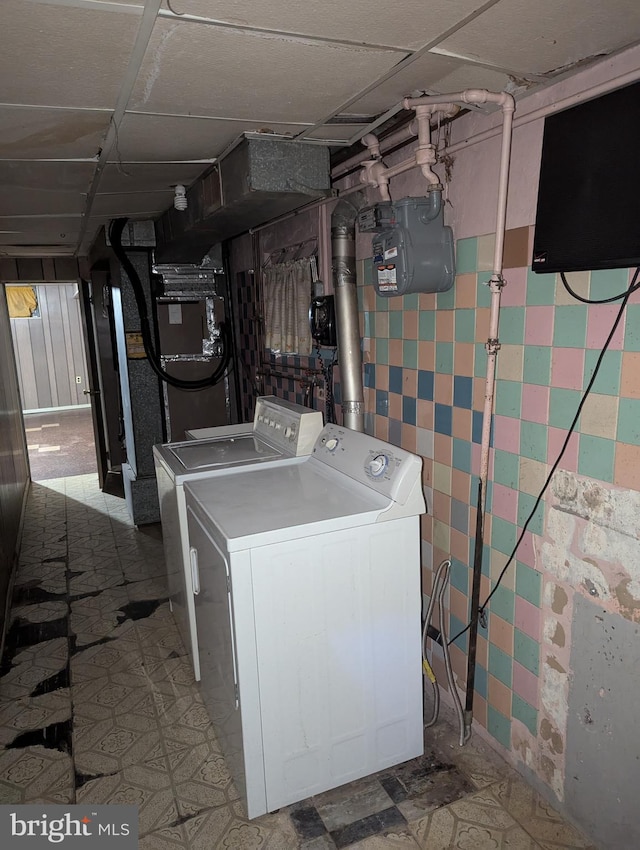 laundry area featuring washer and clothes dryer