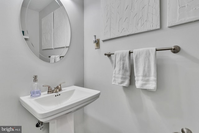 bathroom featuring sink