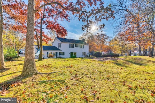 view of front of property with a front lawn