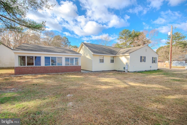 back of house featuring a lawn