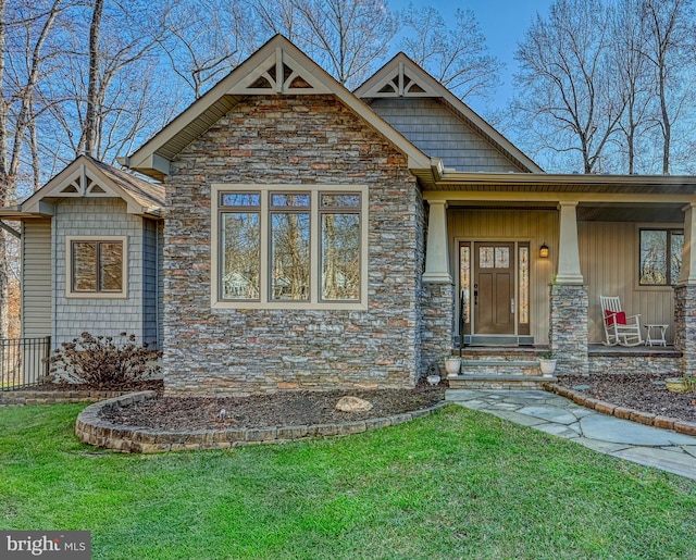 craftsman house featuring a porch and a front lawn