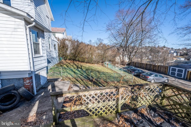 view of yard featuring a shed