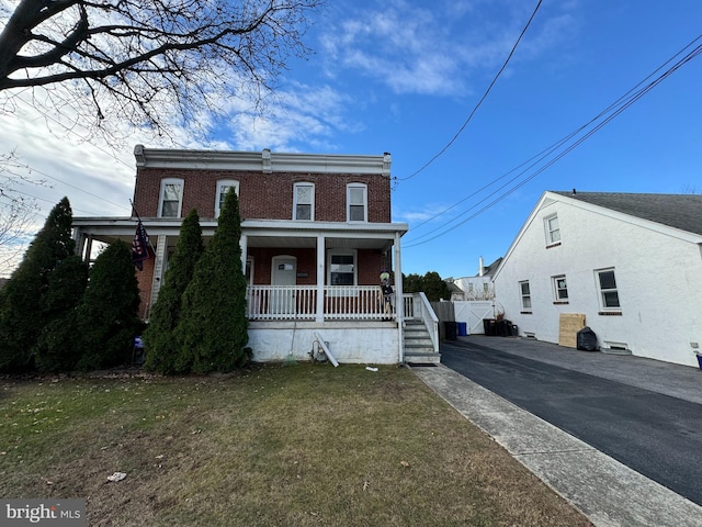 view of front of house featuring a porch and a front lawn