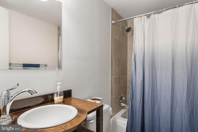 full bathroom featuring shower / bath combo with shower curtain, sink, and toilet