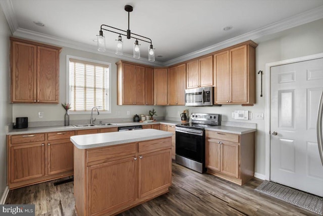 kitchen with sink, hanging light fixtures, stainless steel appliances, dark hardwood / wood-style flooring, and a kitchen island