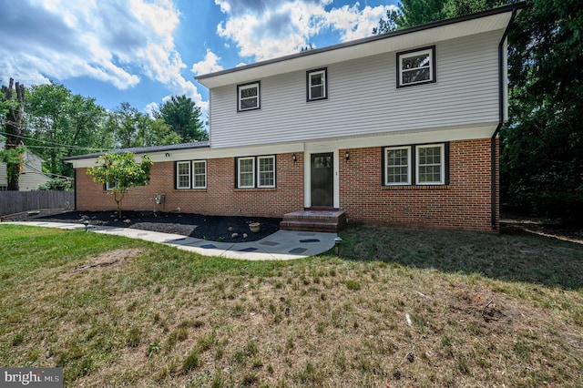 view of front of property featuring a front lawn