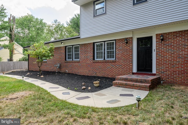 entrance to property featuring a yard