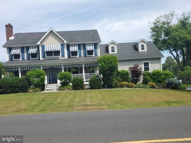 view of front of property featuring a porch and a front lawn