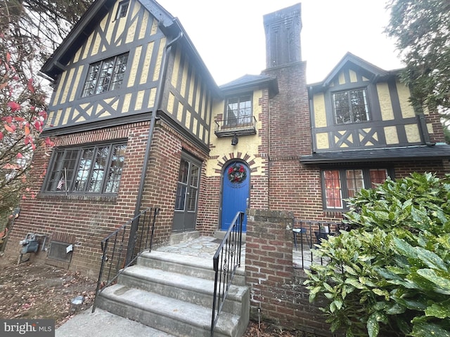 view of front of property featuring a balcony