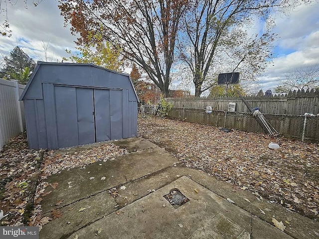 view of yard featuring a storage shed