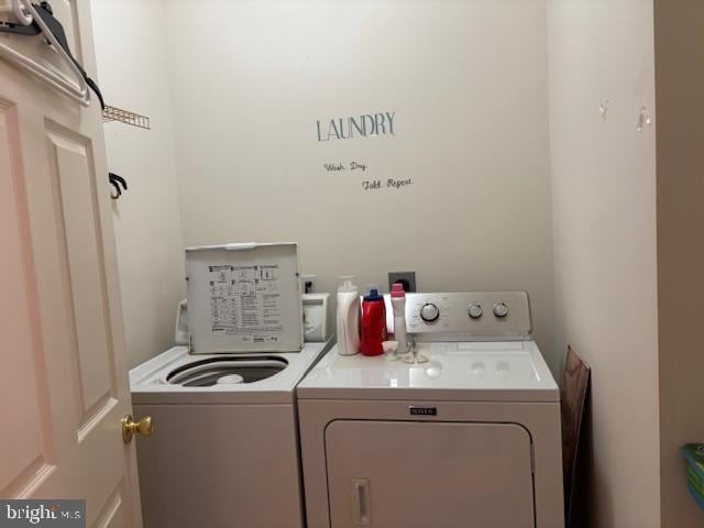 washroom with washing machine and dryer