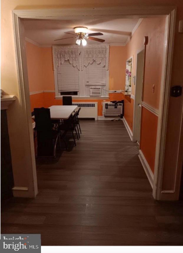 dining area featuring radiator, ceiling fan, ornamental molding, dark hardwood / wood-style flooring, and heating unit