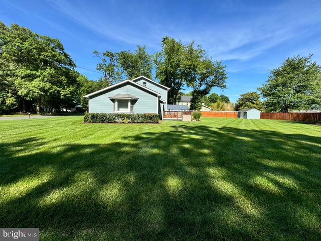 view of yard with a storage shed