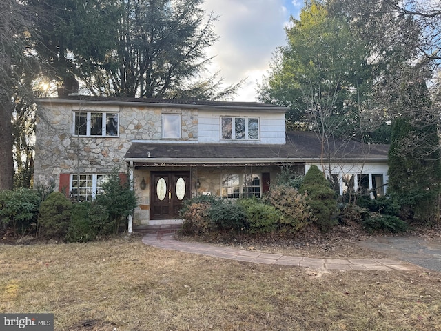 view of front facade featuring a front yard