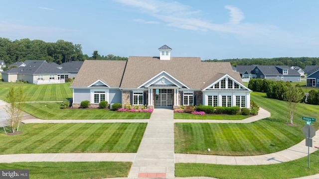 view of front facade featuring a front yard