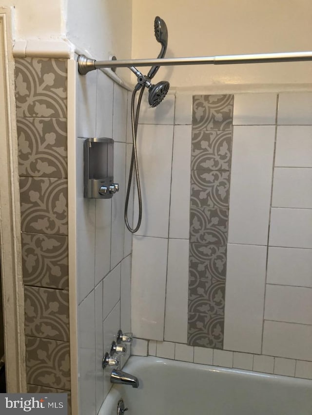 bathroom featuring tiled shower / bath